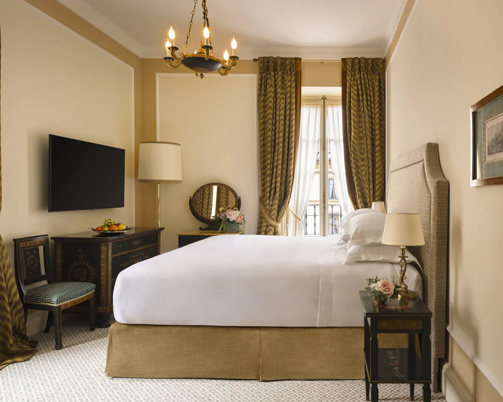 Chambre Classic de la Villa d’Este, mobilier d’époque et vue sur la cour Renaissance