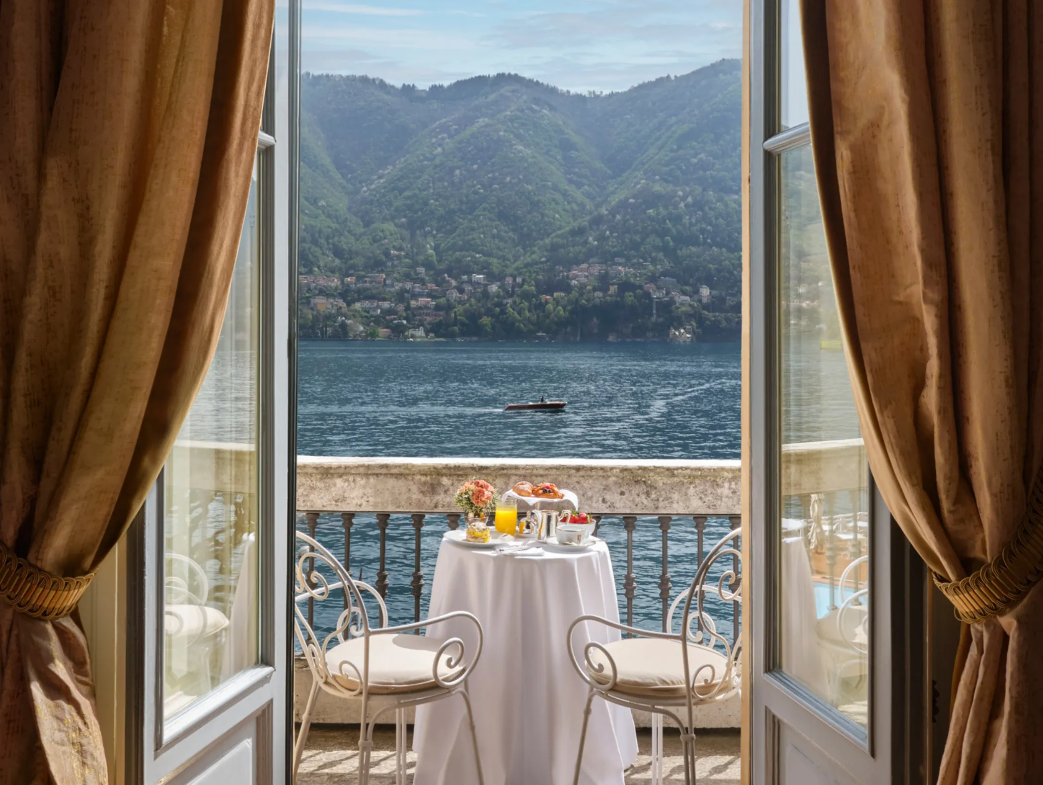Petit-déjeuner sur un balcon de la Villa d’Este face au lac de Côme