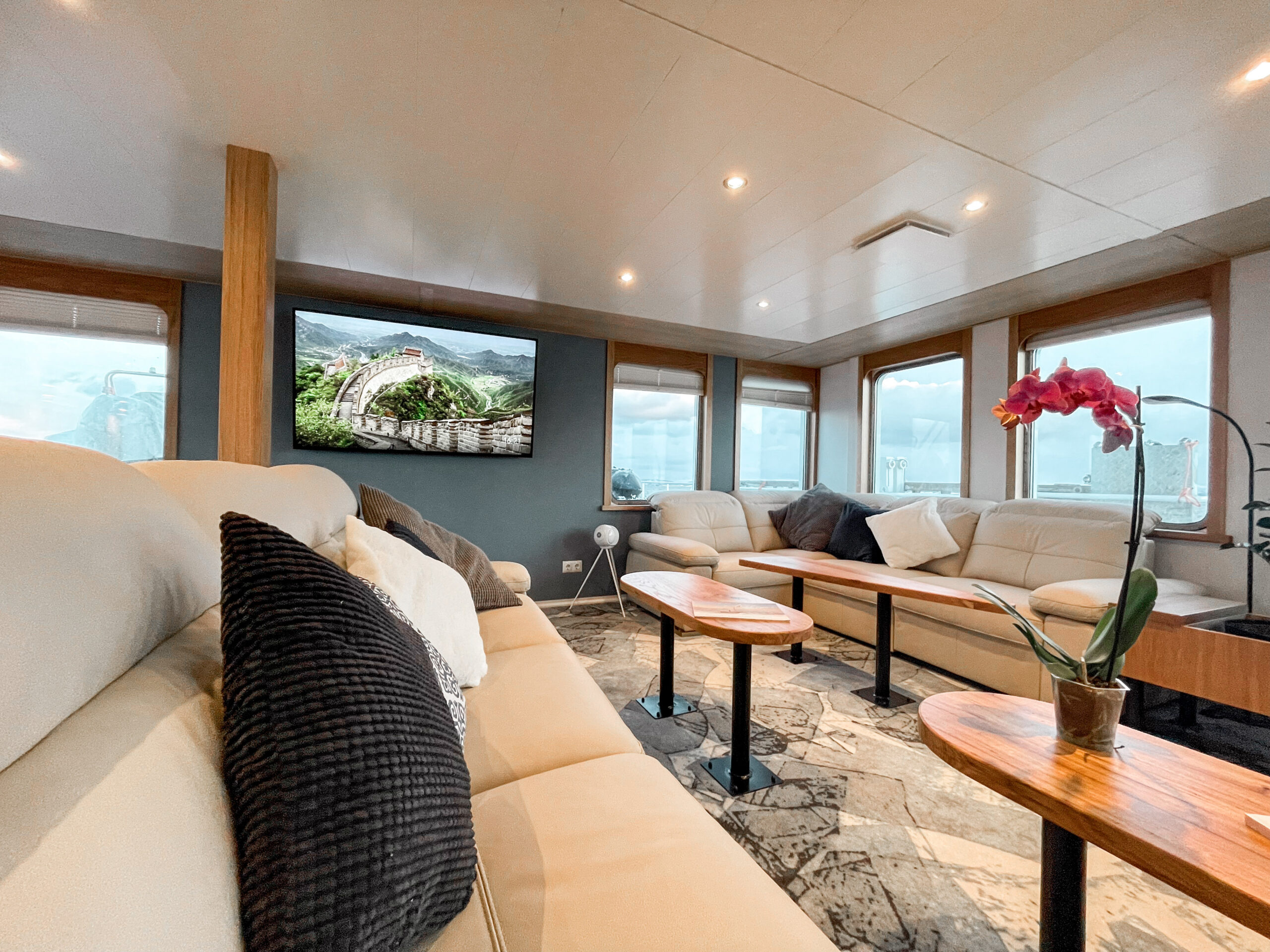 Salon panoramique du Grand Explorer, canapés et baies vitrées