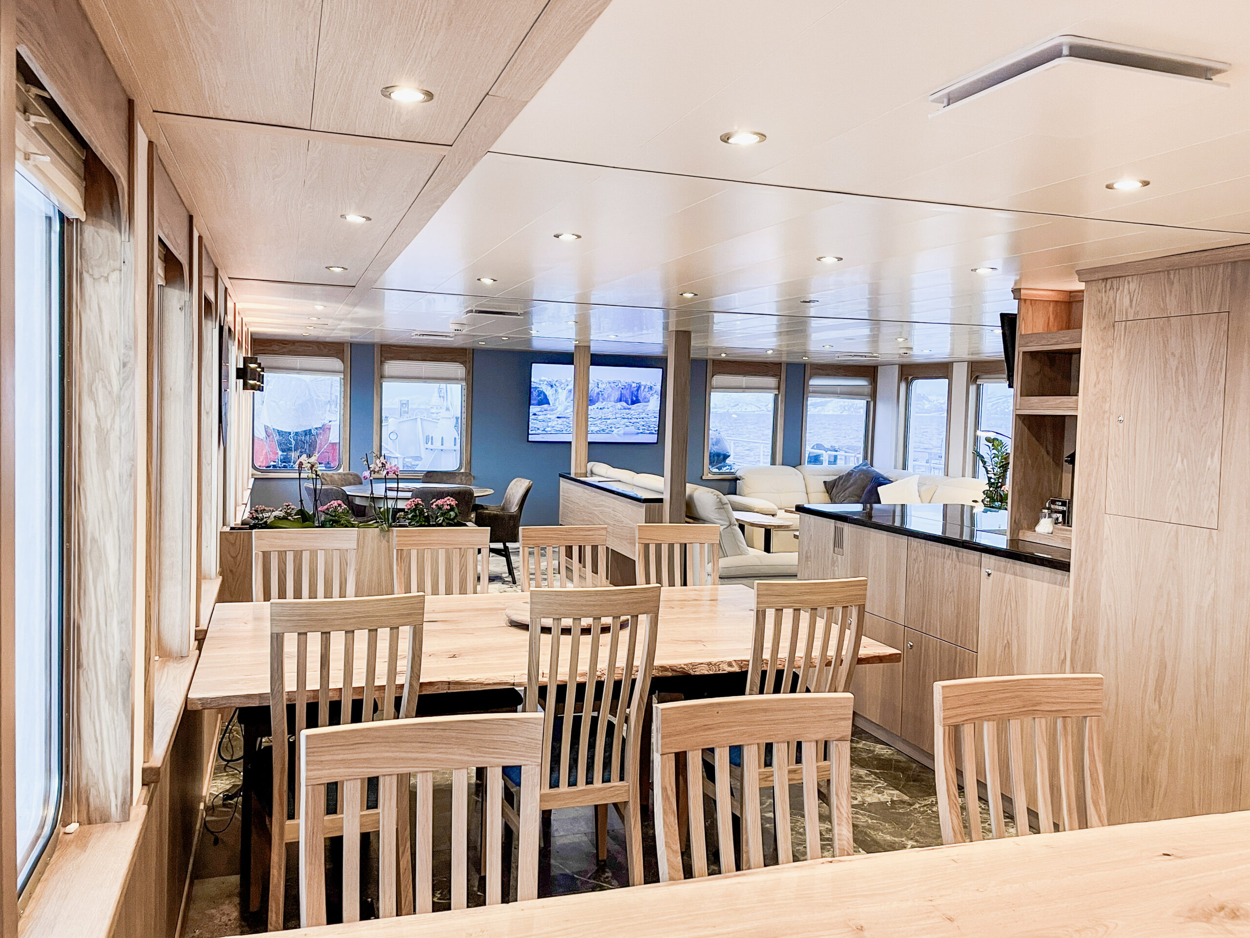 Salle à manger conviviale du Grand Explorer