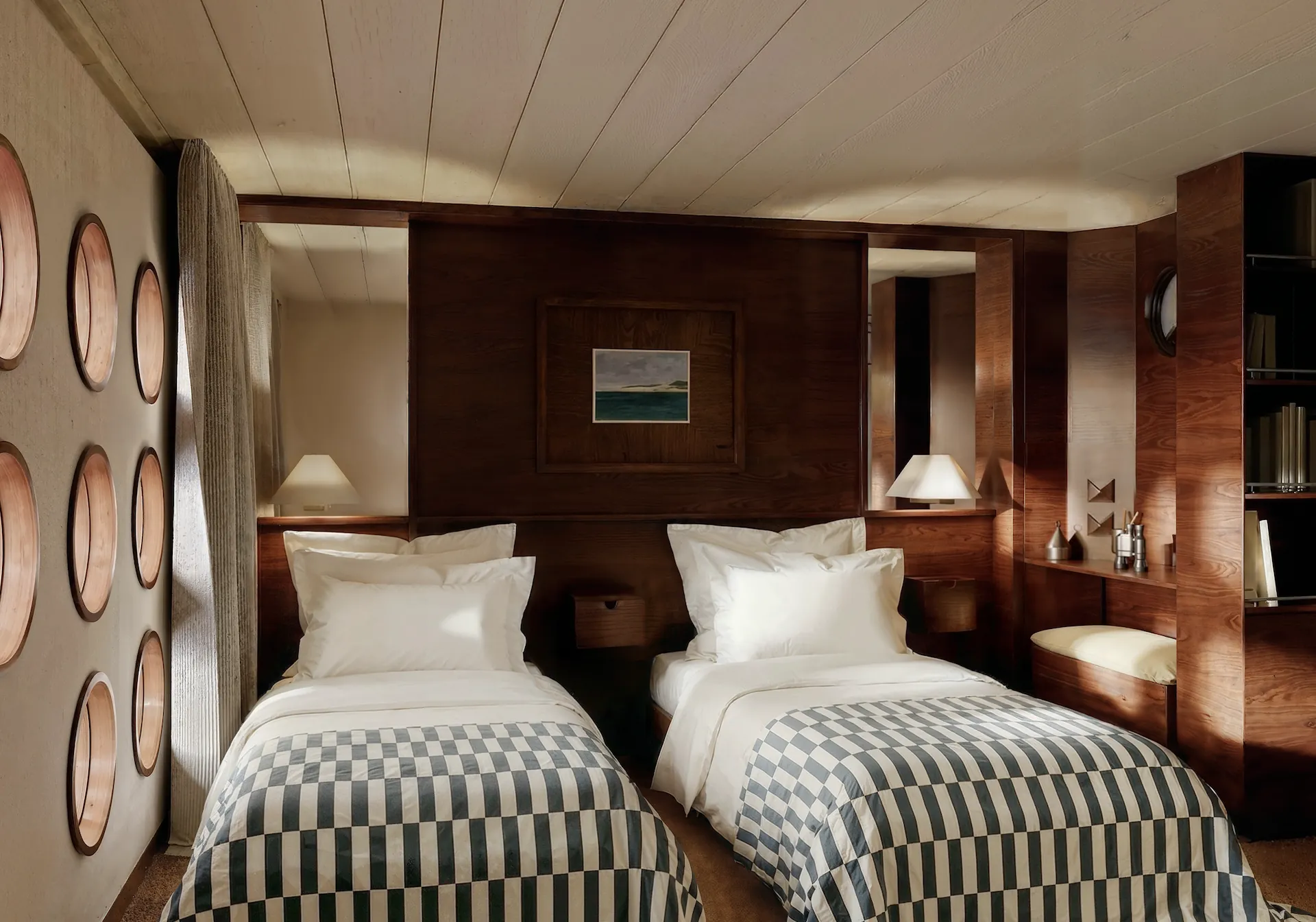 Cabine double avec hublot à bord du Captain Arctic