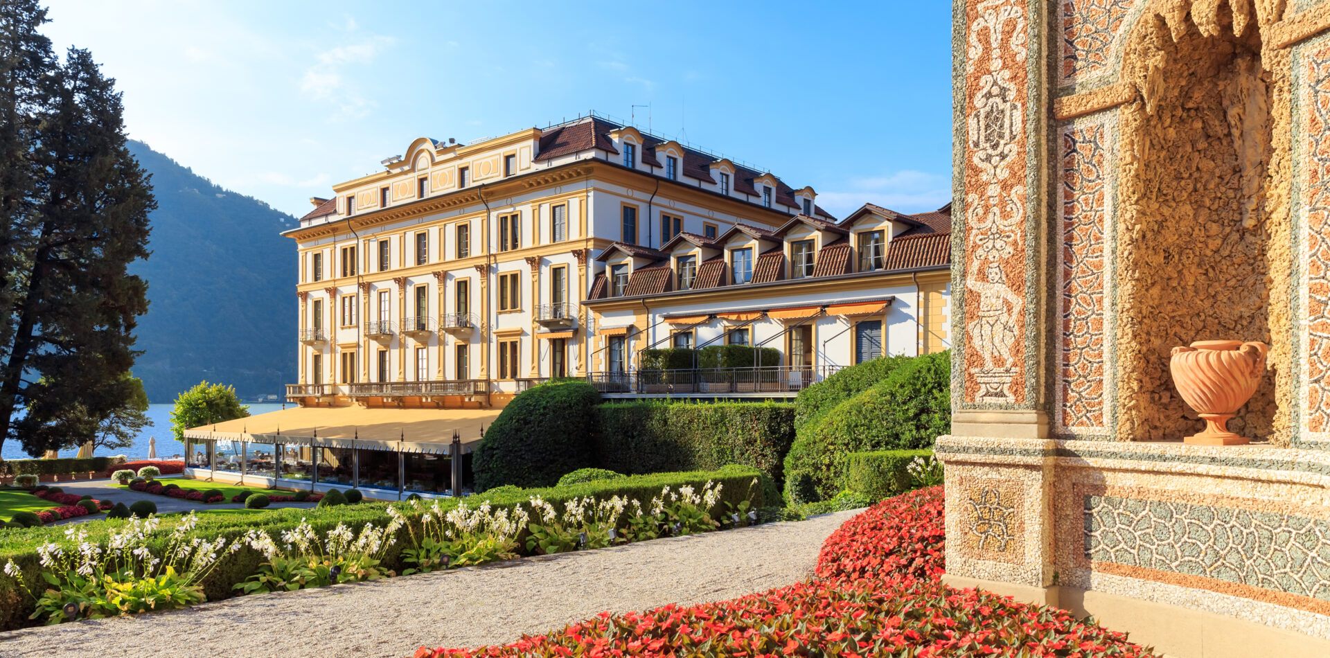 Façade de la Villa d’Este et ses jardins fleuris au bord du lac de Côme