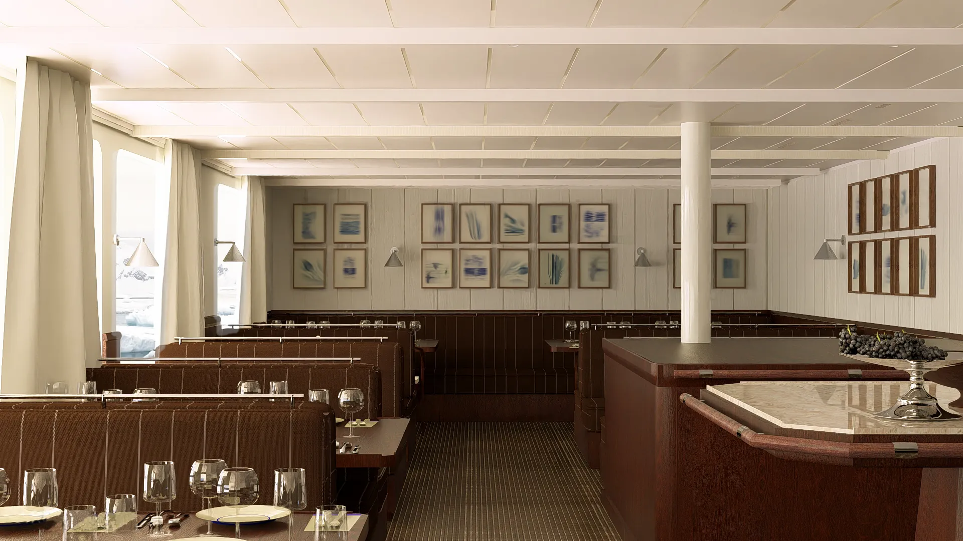 Salle à manger lumineuse à bord, tables dressées face aux baies vitrées