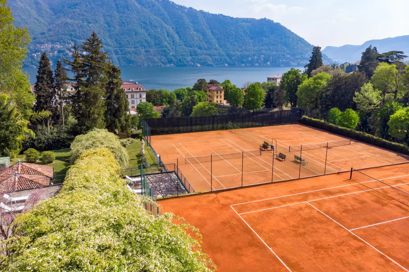 Courts de tennis en terre battue de la Villa d’Este face au lac de Côme