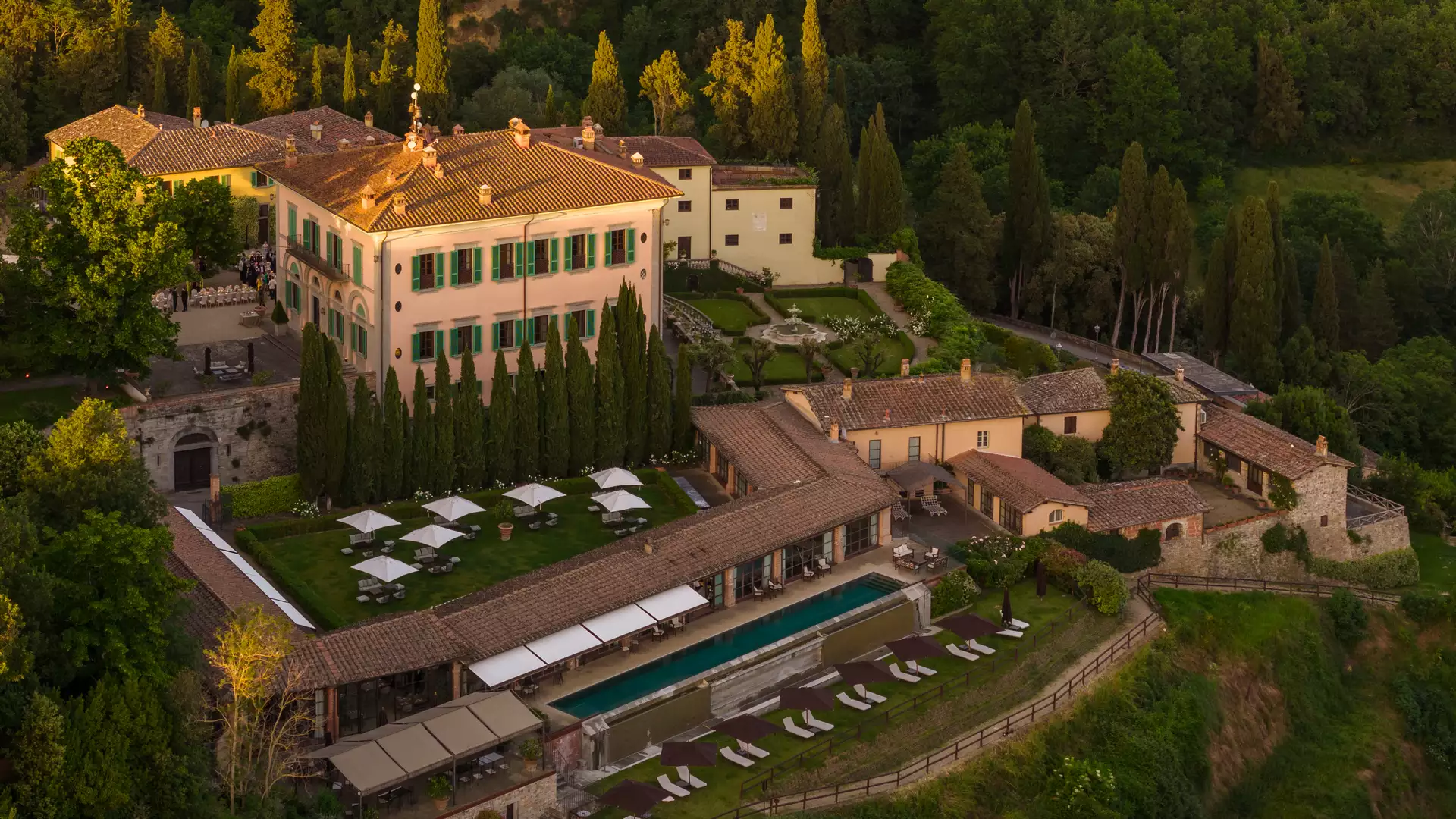 Vue aérienne du domaine Il Borro en Toscane au coucher du soleil