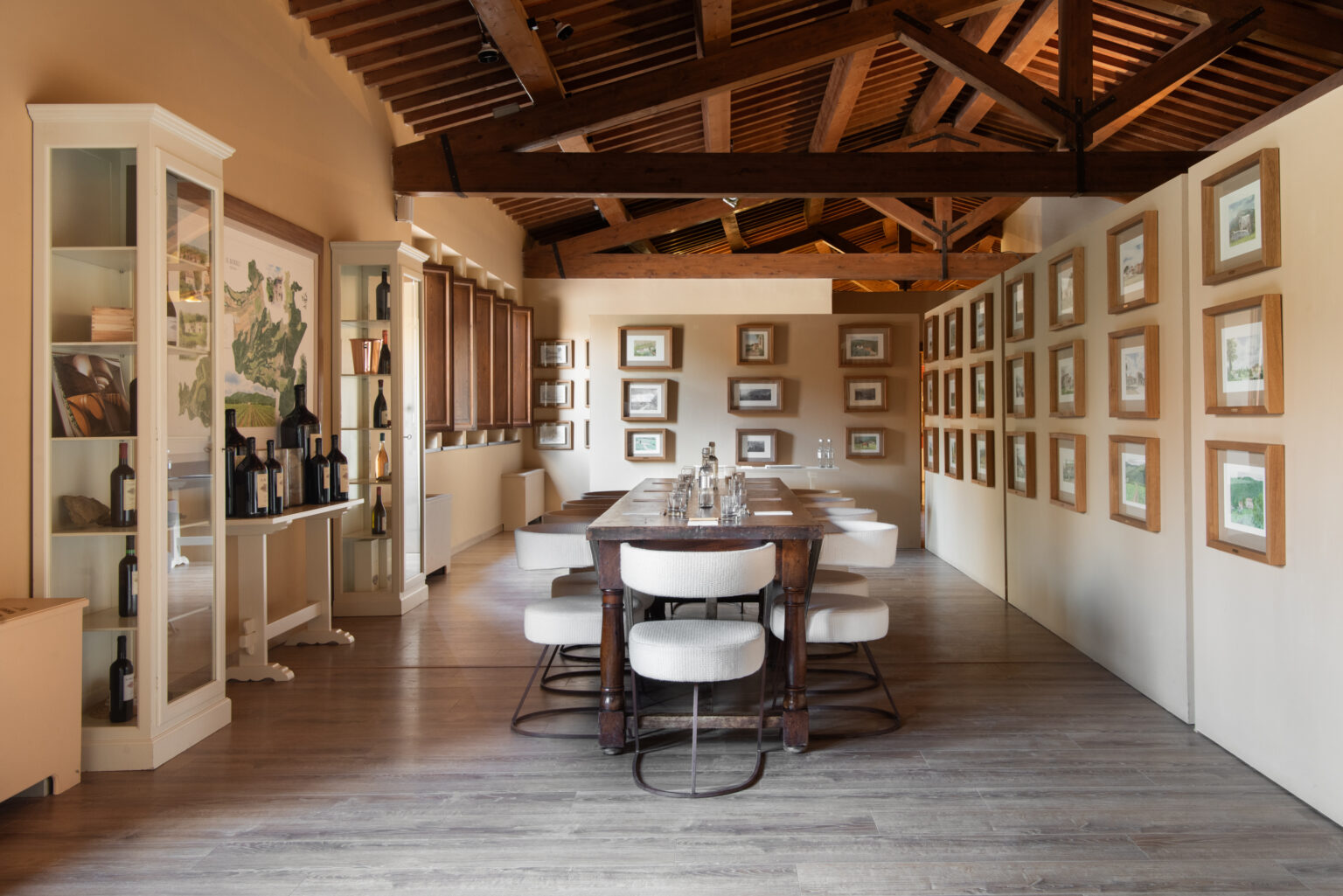 La Wine Art Gallery d’Il Borro : longue table de dégustation et gravures consacrées au vin