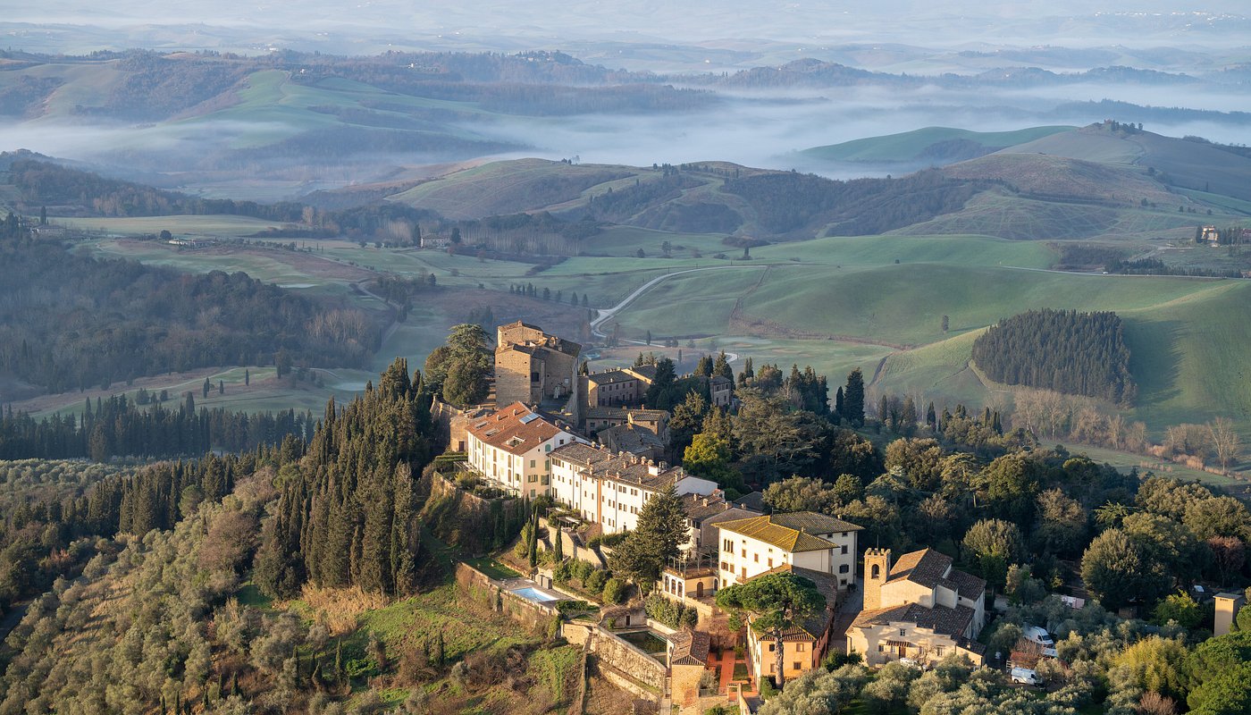 Le village de Castelfalfi perché sur les collines toscanes au lever du jour