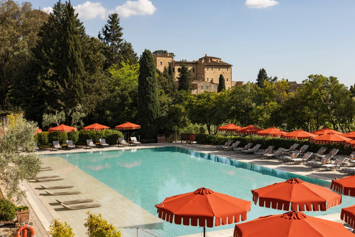 Piscine du domaine de Castelfalfi face aux collines toscanes